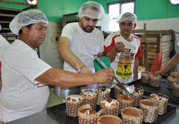 Para ayudar a sus familiares, personas privadas de libertad vender pan dulce - ADN Paraguayo