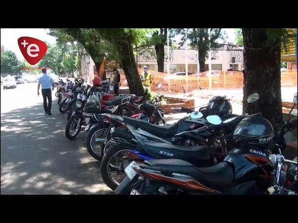 RECUERDAN QUE MOTOCICLISTAS DEBEN ESTACIONAR EN LOS EXTREMOS DE CADA CUADRA