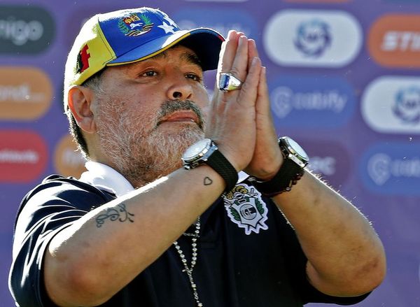 Maradona dice que Riquelme “se vendió”  - Fútbol - ABC Color