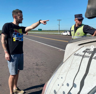 Recorre Sudamérica en auto: apenas llegó a Paraguay y ya le coimeraron