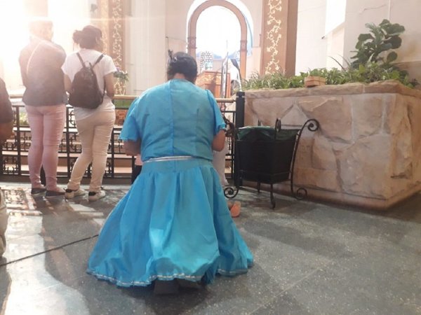 A sus 63 años, camina desde Yaguarón para cumplir su promesa
