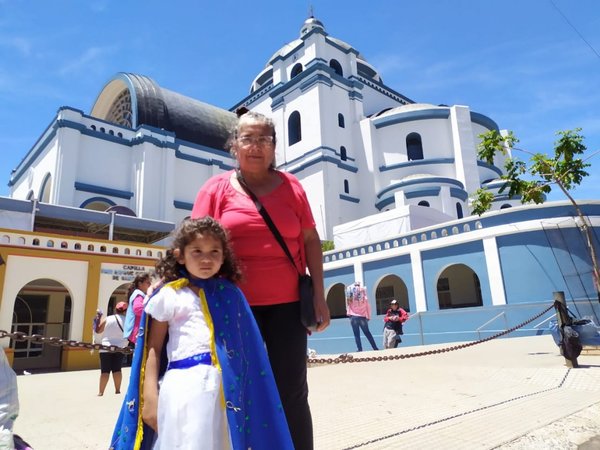 Viste a su nieta de azul para llegar junto a la Virgen de Caacupé