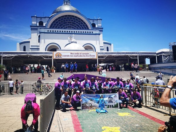 Un viaje de 400 kilómetros en familia hasta llegar a la Virgen