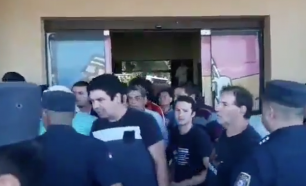 HOY / A los golpes seguidores de Gómez con funcionarios que hace meses no cobran sueldo