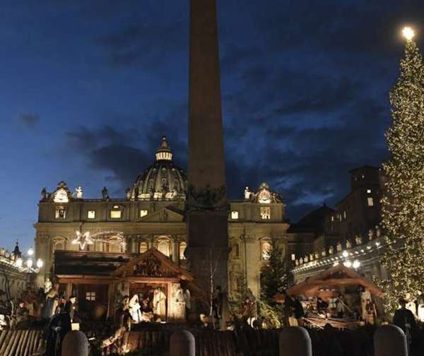Inauguran en el Vaticano pesebre y árbol de Navidad