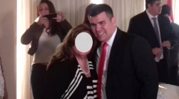 HOY / Exdirector de Migraciones echado por manosear a una traductora, ahora preside Junta