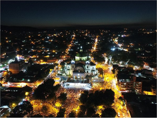 Multitud de fieles se deleita con la serenata a la Virgen de Caacupé