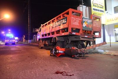Motociclista fue reanimado y está grave, tras chocar contra un camión - Nacionales - ABC Color