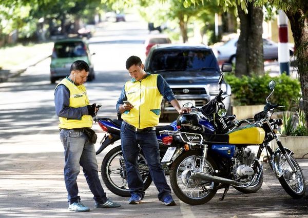 En motocicleta ayudan a cumplir las promesas - Locales - ABC Color