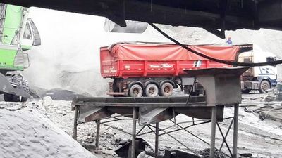 Ahora que el nivel del río sube la INC transporta clínker por vía terrestre - Economía - ABC Color
