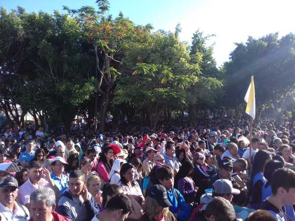 Explanada de Caacupé recibe a multitud de fieles » Ñanduti