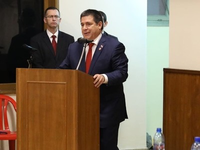 Cartes reaparece y declara que su única bandera es 'papá + mamá = hijo'