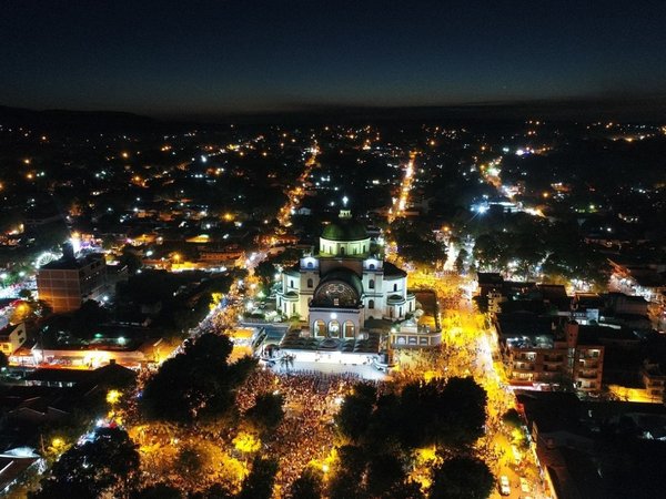 Feligreses viven la gran fiesta de la Virgen de Caacupé