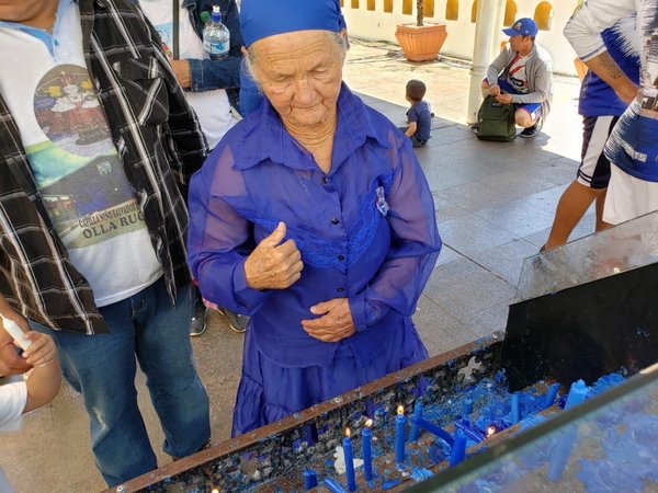 Luego de 40 años, regresa a dar gracias a la Virgen de Caacupé