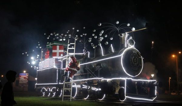 Ornamentan antigua locomotora con luces led, Papá Noel, regalos y burbujas