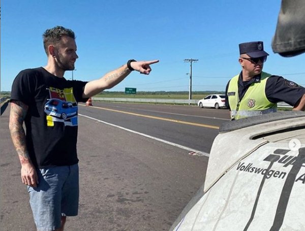 Corredor de autos estadounidense denuncia supuesta coima en barrera policial | Noticias Paraguay