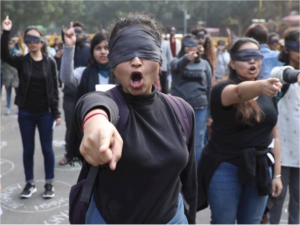 "El violador eres tú" llega a una India conmocionada por violaciones