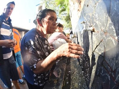 Caacupé: Peregrinos se refrescan en el Tupãsy Ykua
