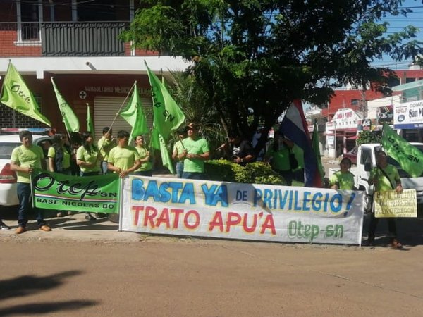 Docentes protestan frente a casa de Silvio Ovelar en Coronel Oviedo