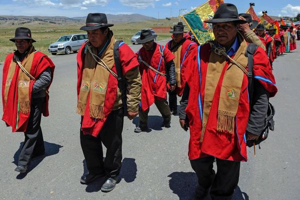 Los Ponchos Rojos, la milicia aymara que se planta como la “retaguardia” de  Bolivia - Mundo - ABC Color