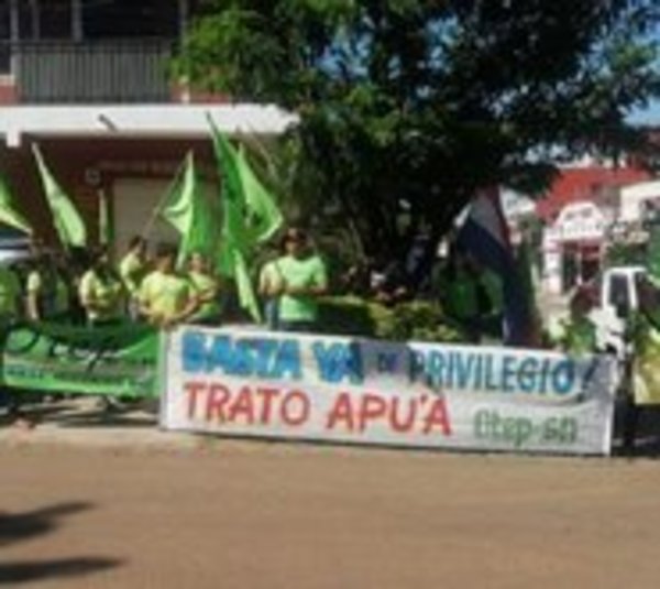 Escrachan a Silvio Ovelar frente a su casa en Coronel Oviedo  - Paraguay.com