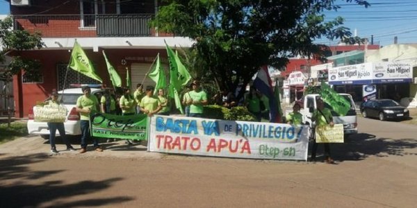 Docentes escrachan a Silvio Ovelar frente a su casa en Coronel Oviedo | Noticias Paraguay