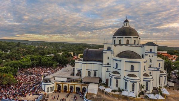 Multitudinario peregrinar en víspera de la Virgen de Caacupé