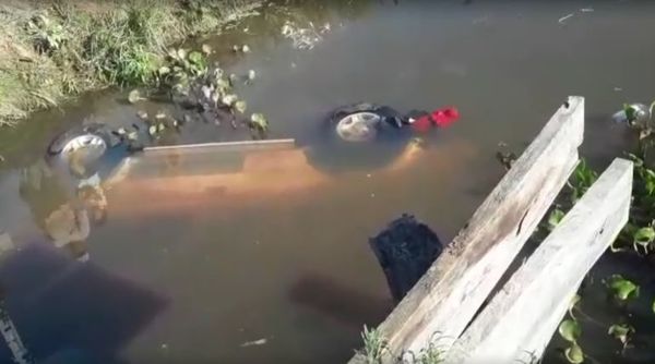 Camioneta cayó de un puente en Cerrito de Ñeembucú - Nacionales - ABC Color