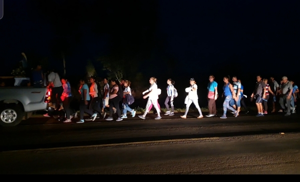 La fe les hace caminar 18 km