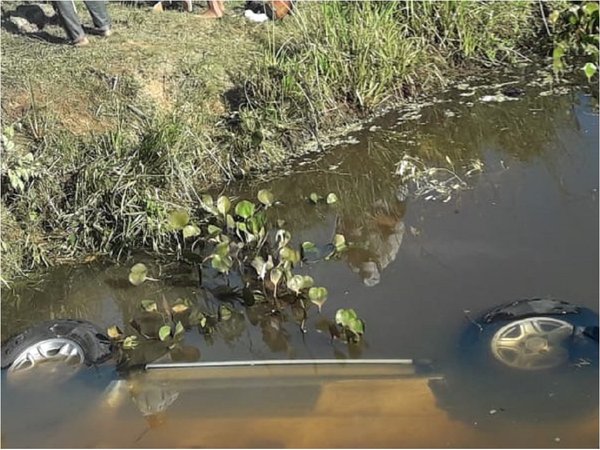 Camioneta cae en aguas de un arroyo en Ñeembucú