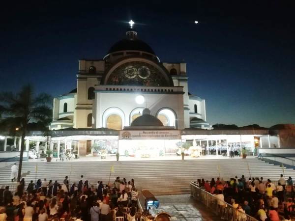 Miles de fieles acompañan a la Virgen por su Día en remozado Santuario •