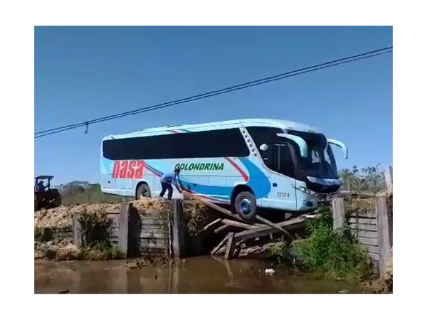 Micro cayó de un puente de madera