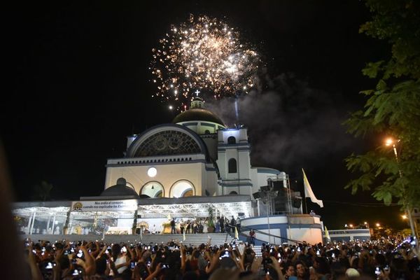 Caacupé recibe el día de la Virgen con un estallido de devoción y fuegos artificiales - Nacionales - ABC Color