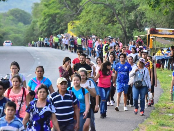 Fe católica empuja a caravana de promeseros a arribar la loma