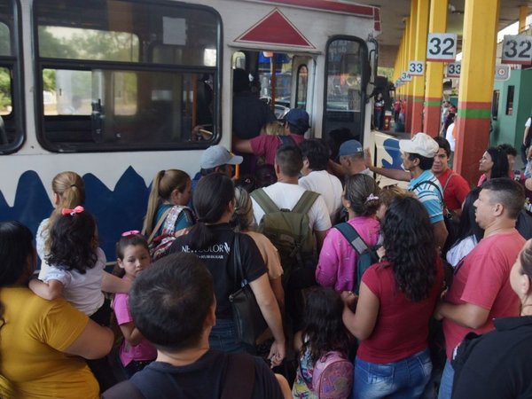 Un manto para la Virgen por la unión familiar