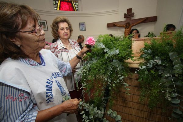 Pedestal de la Virgen tiene claveles, orquídeas y rosas