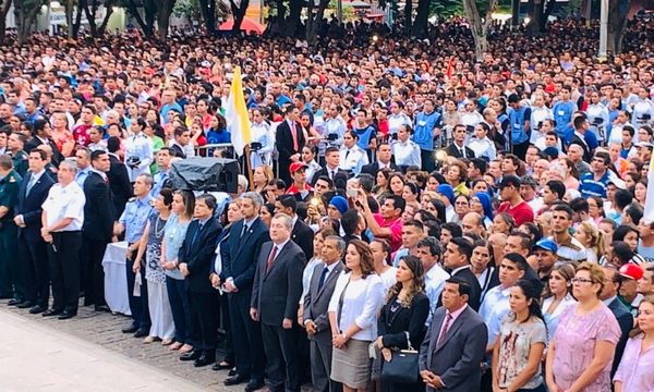 La bienvenida de los fieles a Mario Abdo en Caacupé