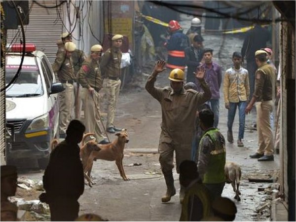 Mueren en un incendio 43 personas que dormían en una fábrica de Nueva Delhi