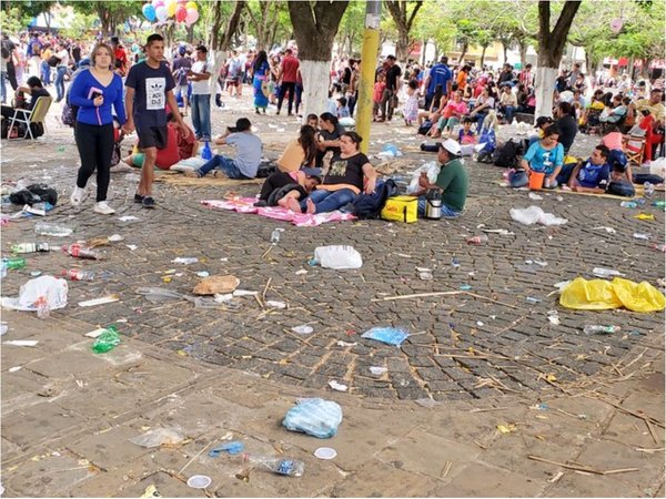 "Marea" de gente y de basura en Caacupé