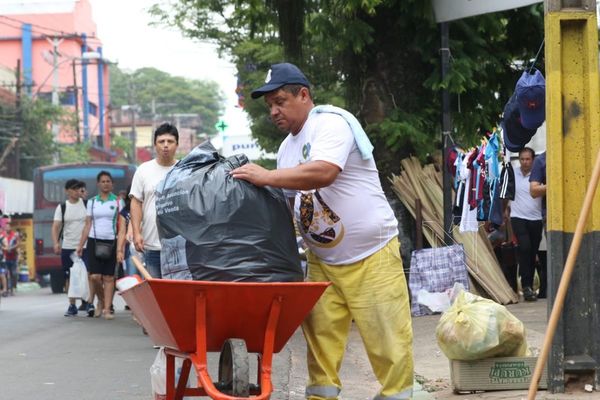 Funcionarios de comuna de Asunción recolectan residuos en Caacupé