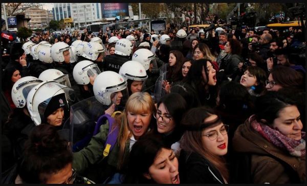 Policía reprimió a mujeres por cantar “Un violador en tu camino” en Turquía » Ñanduti