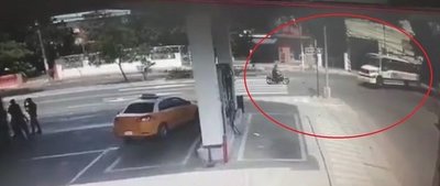 Moto y bus chocan en Asunción | Noticias Paraguay