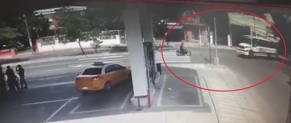 Moto y bus chocan en Asunción | Noticias Paraguay