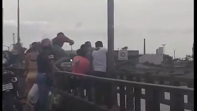 VALIENTE HÉROE EVITO QUE UN JOVEN SE QUITE LA VIDA EN EL PUENTE MBOI CAE