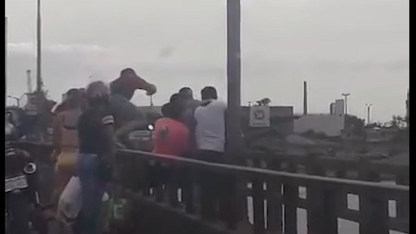 VALIENTE HÉROE EVITO QUE UN JOVEN SE QUITE LA VIDA EN EL PUENTE MBOI CAE