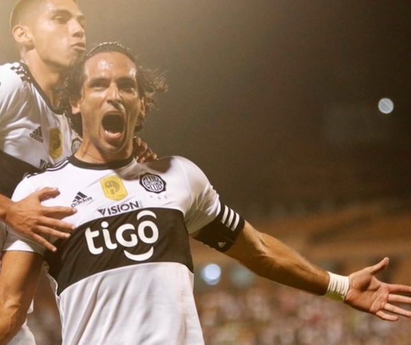 Olimpia se consagra tetracampeón con doblete de Roque