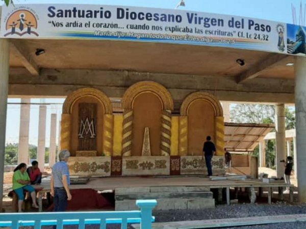 Rosarios y semillas adornan retablo de la    Virgen del Paso