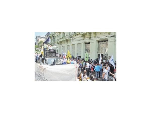 Encaran reformas para evitar alzas salariales basadas en protestas