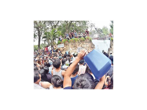 Larga fila en donde fluye agua bendita