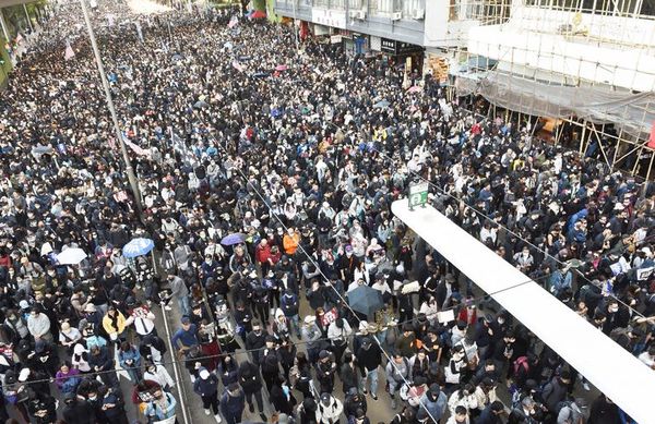 “Marea negra” llenó calles de Hong Kong - Internacionales - ABC Color